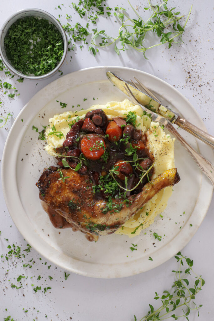 Coq au vin – Klassisk fransk simreret med rødvin og kylling