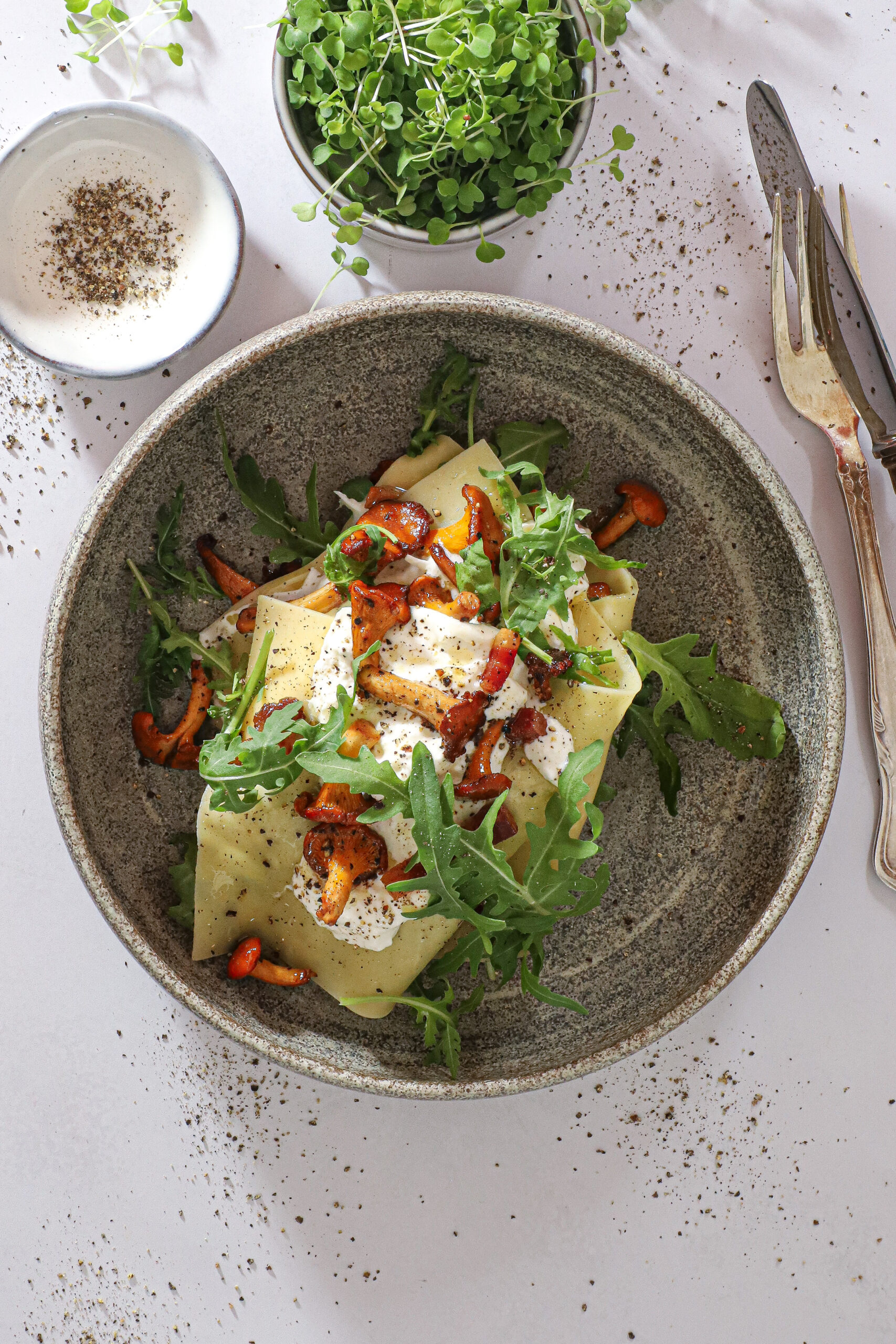 Åben lasagne med kantareller, pancetta og burrata - Nem pastaret