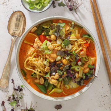 Thai rød karrysuppe med laks og nudler - Klar på kun 20 minutter