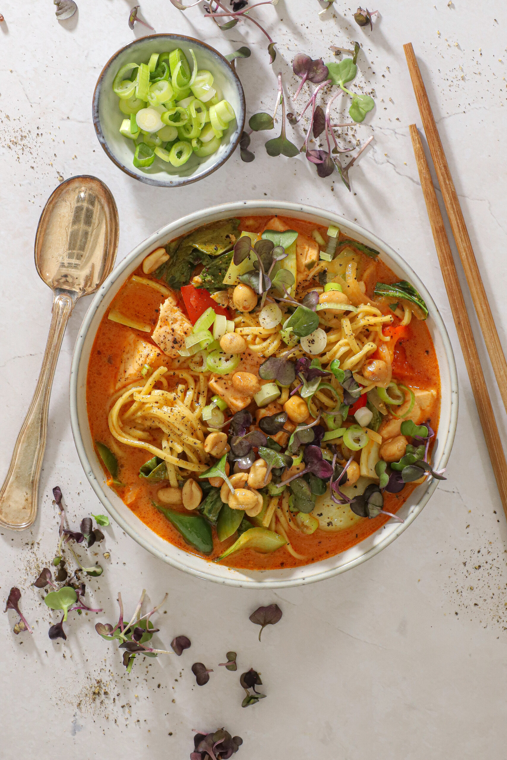 Thai rød karrysuppe med laks og nudler - Klar på kun 20 minutter