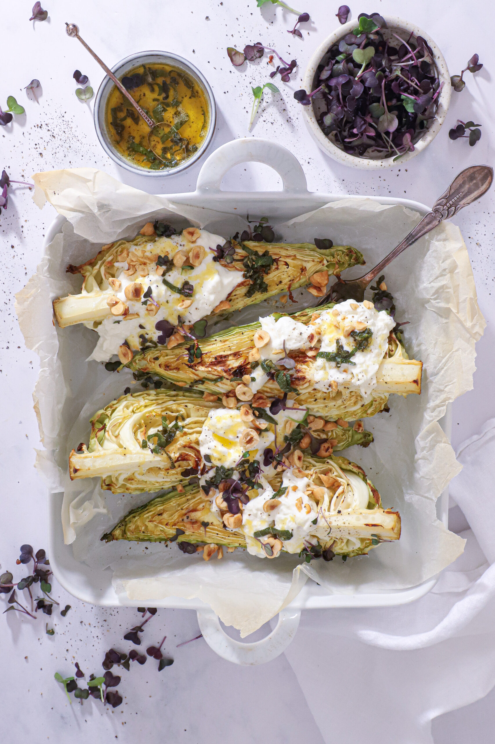 Bagt spidskål med burrata og salviesmør - Nem spidskål opskrift